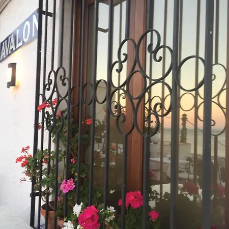 Avalon Pensión 3*