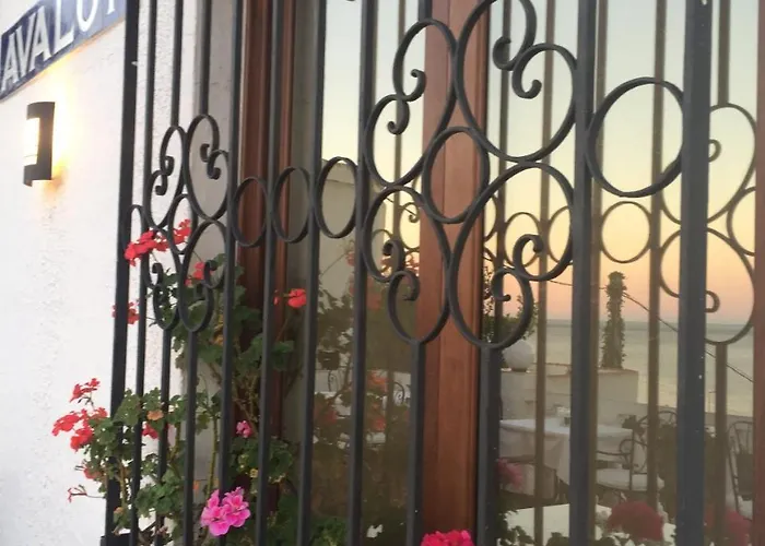 Avalon ゲストハウス 3*